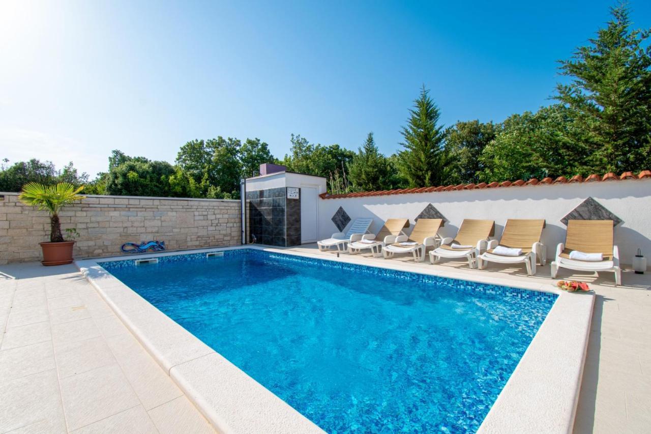Apartments With Pool In Pula,Croatia Eksteriør bilde